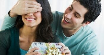 Cách chọn quà cho bạn gái có tính cách dịu dàng, nữ tính